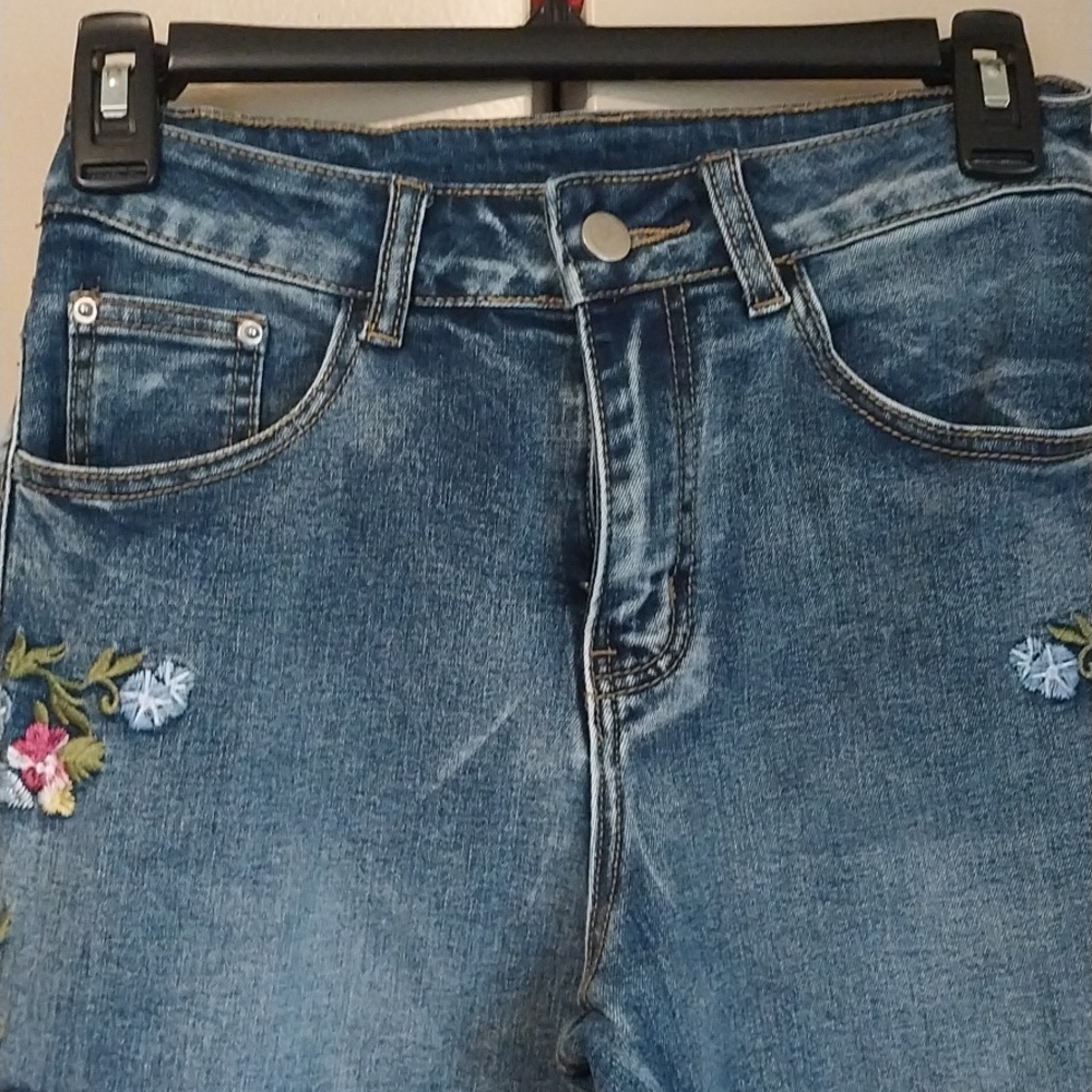 Super Cute Floral Flare Jeans. Size 4 - Picture 5 of 13